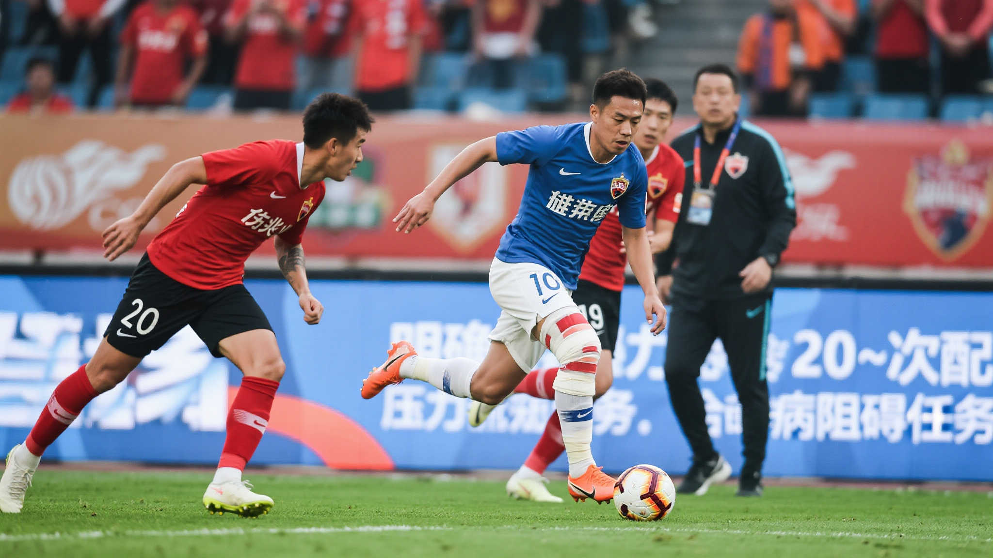 带伤上阵的哈利伯顿鼓励队友,步行者苦战惜败雷霆。 相比之下,与利用轮换抢回主导权不同,“伤病阻碍角色